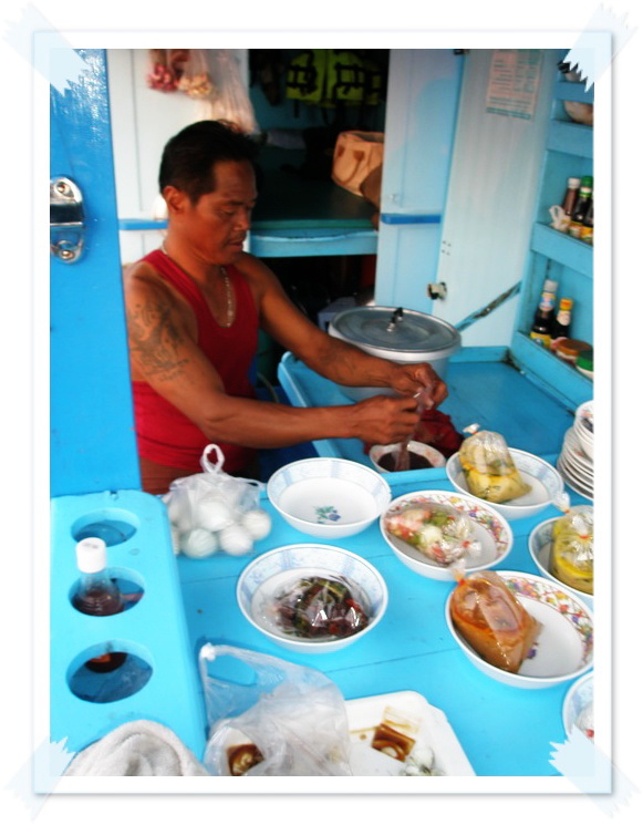 จอดเรือเสร็จ ก้อหาข้าวให้กิน ขยันจริง ๆ ...

 :smile: :smile: :smile: :smile: :smile: