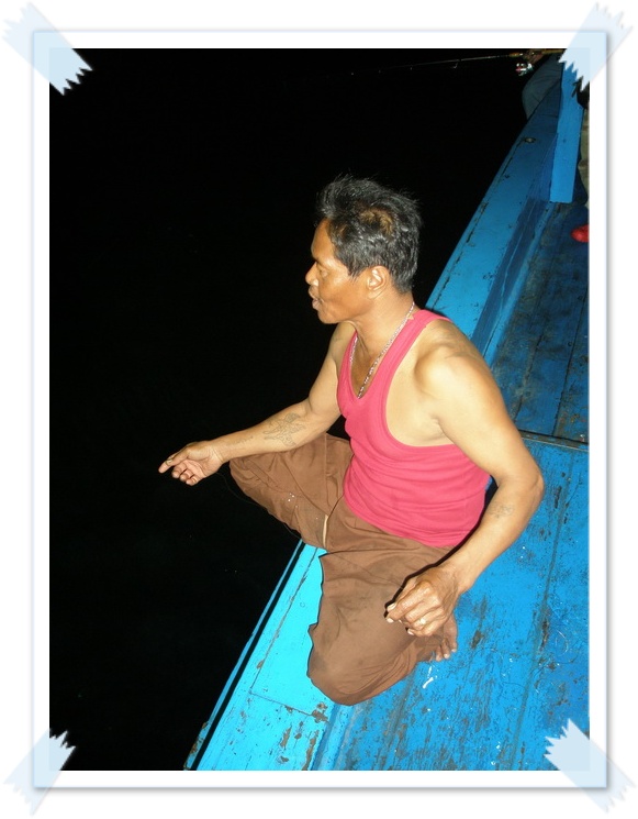 เตรียมกับข้าวเสร็จ ก้อยังมาช่วยตกหมึกอีก ...