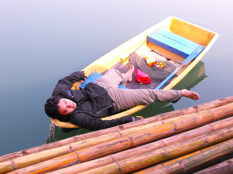 ตายในหน้าที่ อยู่ดีไม่ว่าดี พายเรือไปตีปลา
ขาไปตามลมไม่เท่าไหร่ ขากลับนี่สิ กร๊ากๆ :grin: :grin: :g