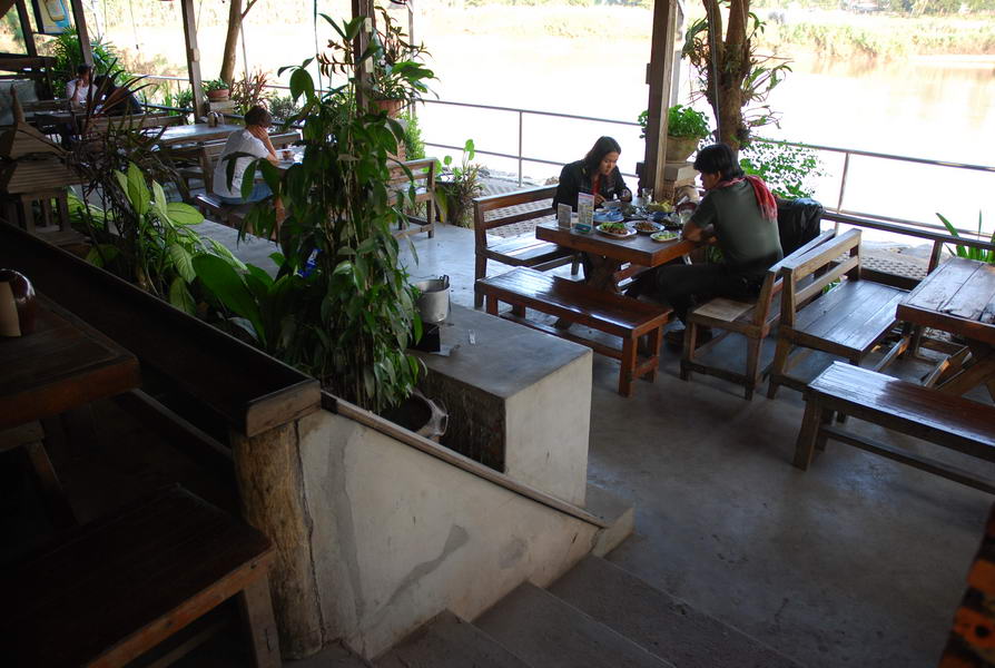 ร้านนี้ด้านหลังจะติดกับแม่น้ำเจ้าพระยาครับตอนเย็นๆบรรยากาศดีมาก   :smile: :smile: :smile: