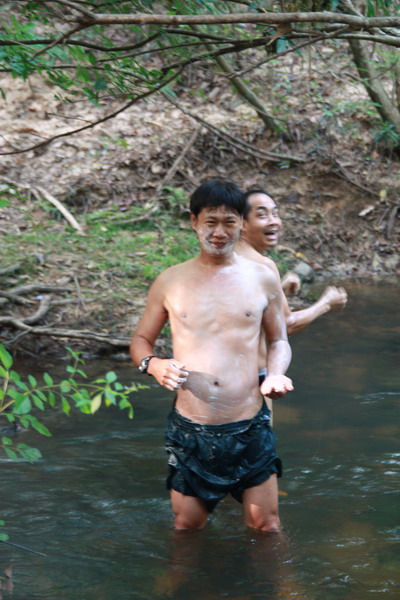 2หนุ่มถ้าความเย็น อาบน้ำก่อนกินข้าว