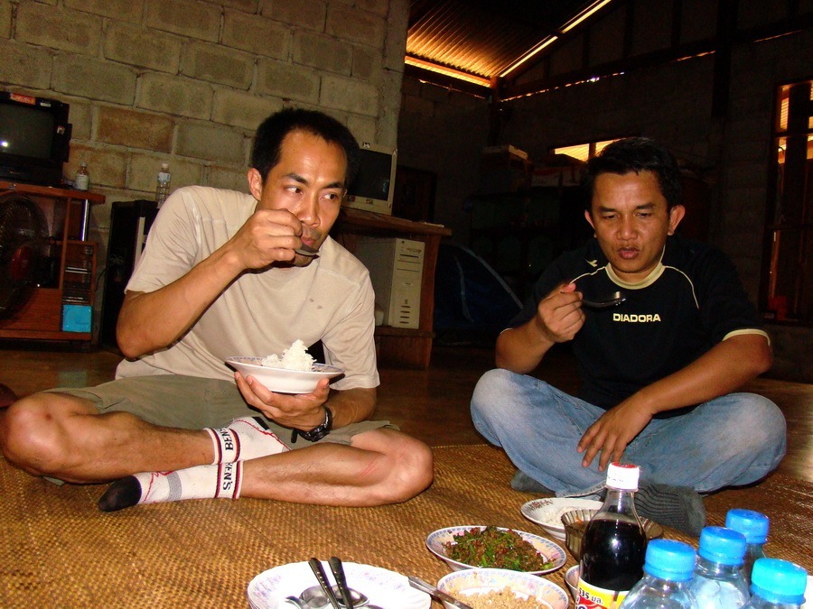 ก่อนกลับเราแวะกินข้าวที่บ้านไต๋ทอง
ซึ่งมีเมนูเด็ดๆเอาไว้ต้อนรับน้าสิทธิ์เป็นพิเศษ ด้วยผัดเผ็ดหนูนา

