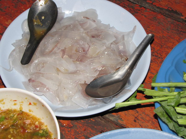 เนื้อใสๆ หวานๆ  ออกมาตกปลาไม่ได้ปลา กินหมึกสดๆ ก็ คุ้มแล้วครับ