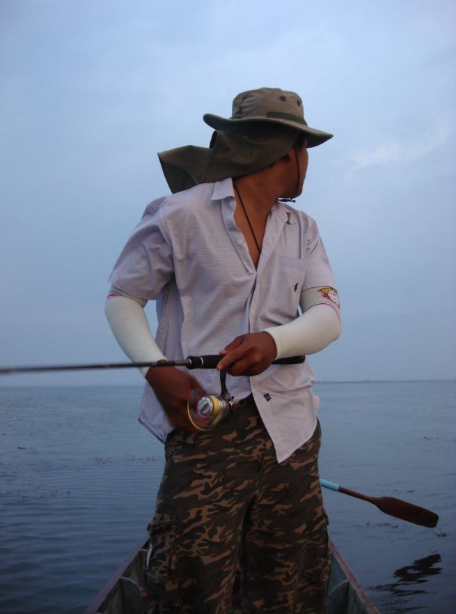 เสียงกระสูบกัดลูกปลาด้านหลังเรือนายนิวหันไปมองครับ :grin: