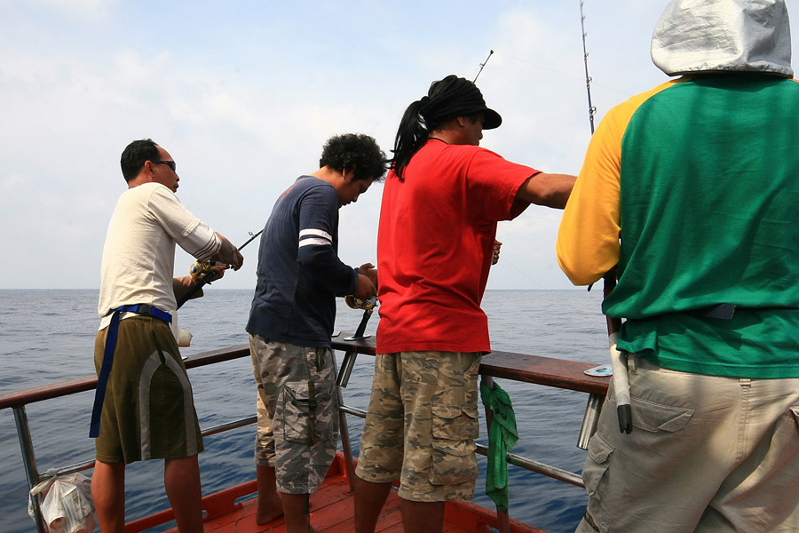 หลังจากได้ตัวแรกขึ้นมา..........ท้ายเรือก็คึกคักขึ้นมาทันที.......
ทีนี่ปล่อยกันสี่สายเลย......อะไร