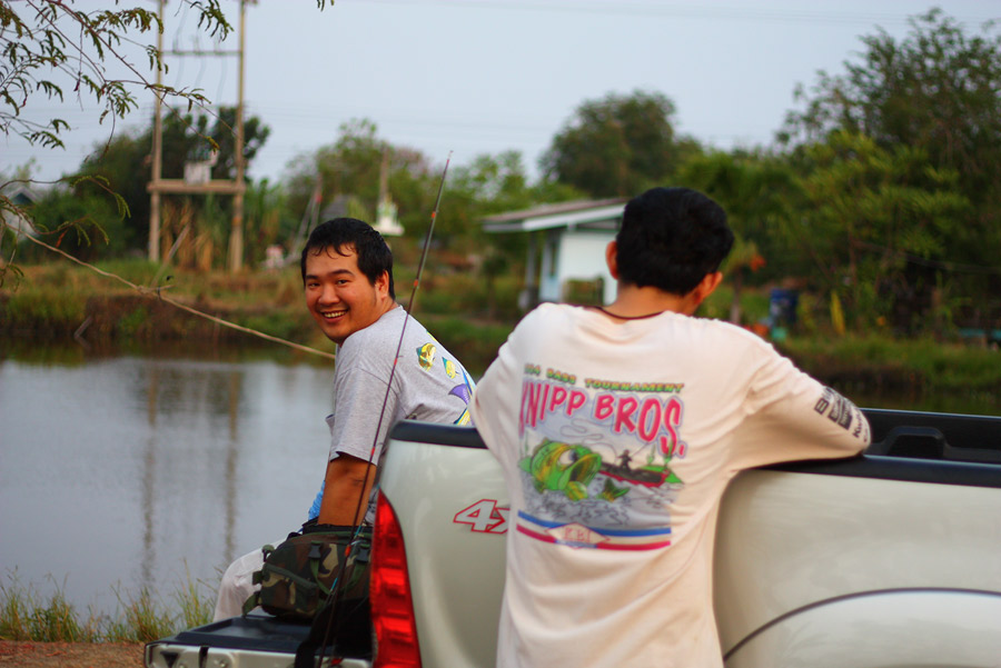 บุ๊งได้เกล็ด...แอ้ได้ถุง....
พอเหอะ...กำลังใจหมดกันแล้ว.....เลิกๆ  ๆ
 :laughing: :laughing: