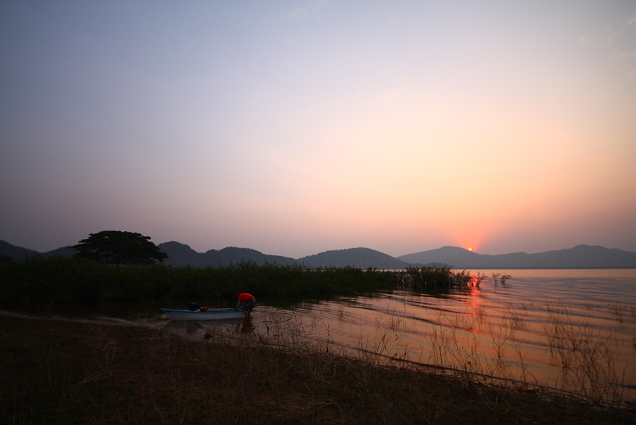 เรือลำใหญ่ ไฮโซ.....เครื่องเจ๊ง กล่องพัง....จำใจต้องออกรอบกันสองคนด้วยเรือลำเก่าเดิมๆ....
 :smile: 