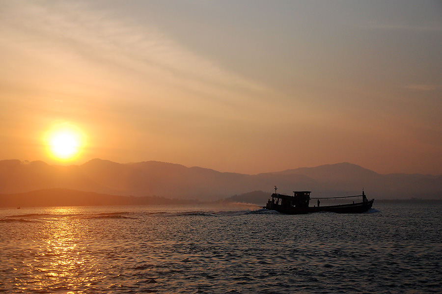 เรือผ่านมา.....