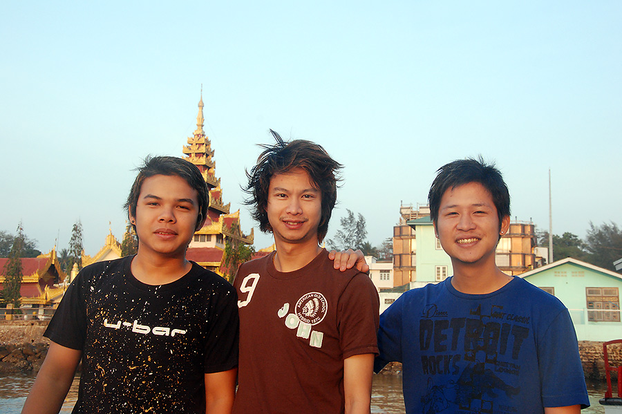 3 หนุ่ม  ยามเช้า  ไปล้างหน้าก่อน. ไป...