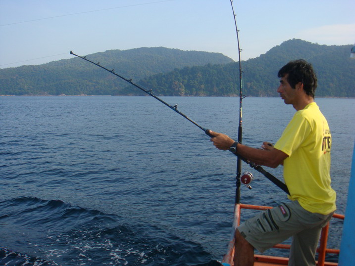 Mr.V  ไกด์นำเที่ยวแขกตกปลาต่างประเทศ  เฝ้าท้ายเรือ เก็บปลาโอไปเรื่อย....