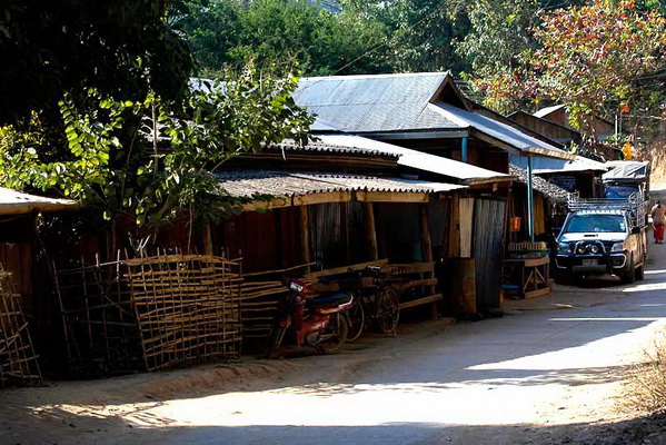 บ้านของพม่าเพื่อนบ้านที่อพยพเข้ามาอยู่ในบ้านเราค่ะ ตรงนี้พี่กิ๊กเล่าให้ฟังว่าเค้าจะค้าขายกระเทียมและ