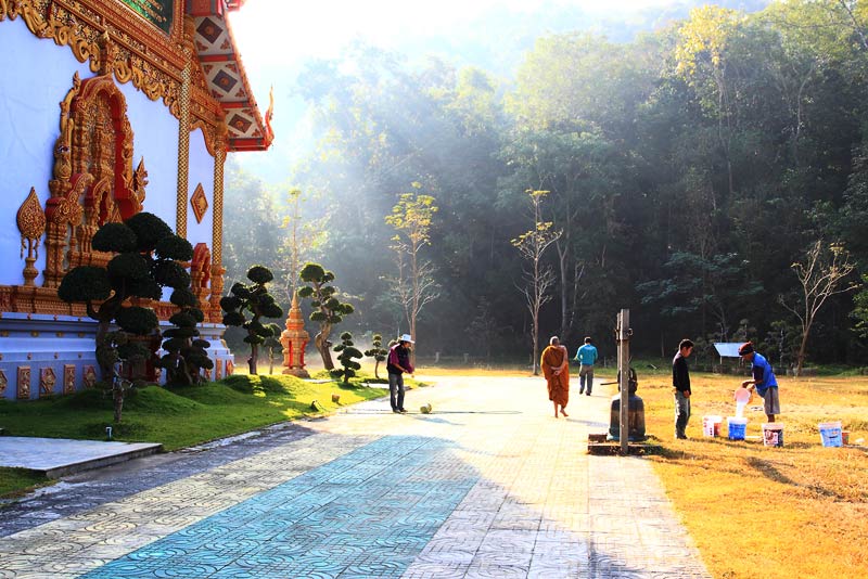 เราแวะที่วัดปางใน ในแม่ฮ่องสอน วัดนี้สวยงามมากค่ะ หลวงพ่อเจ้าอาวาสก็เมตตาให้เราเข้าไปถ่ายภาพได้ เห็น