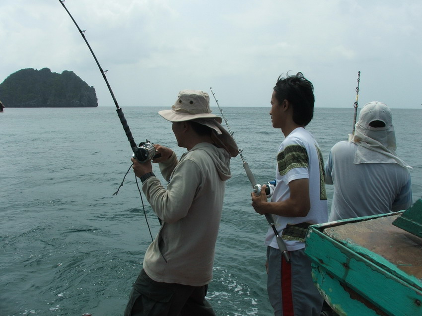 ย้ายหมายครับท้ายเรือก็จุงเหยื่อไปเรื่อยๆหัวเรือก็ตีเหยื่อปลอมกันไปสนุกดีครับ