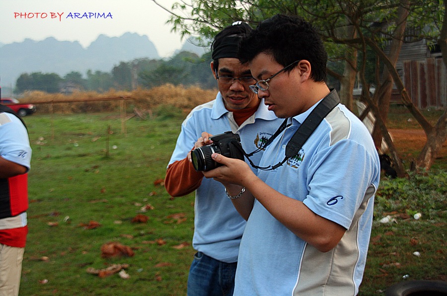  :grin: :grin:  น้าอ้น ก้อกำลังให้ น้าหยอย สอนถ่ายรูปด้วยกล้อง DSLR ให้ครับ   :laughing: :laughing: