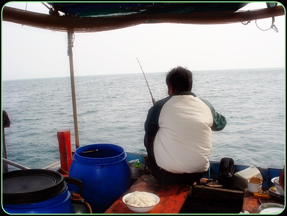 เราปล่อยสายลอยไว้ท้ายเรือ นั่งคุยกันสัพเพเหระ 
แล้วโดนตัวรัยไม่รู้ ลากปลาทูเป็นทั้งตัว หายไป วิ่งยา