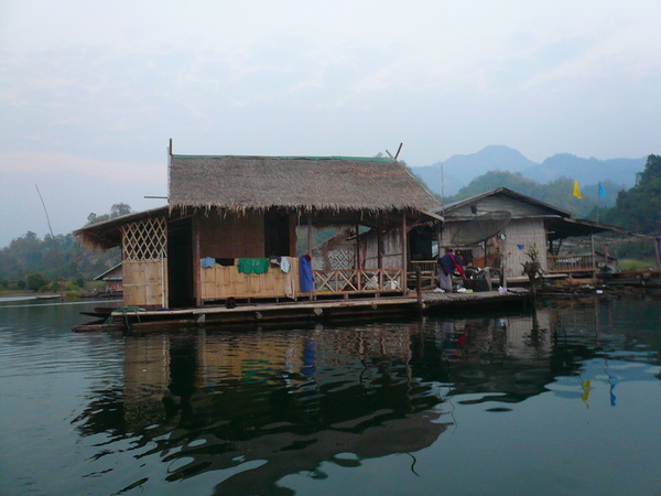 แพที่ไปพักครับเจ้าของแพเป็นไต๋เรือด้วยอัธยาศัยดี อยู่แถวเกริงกระเวีย บ.เรดาห์ สนใจจะไปพักผ่อนตกปลา เ