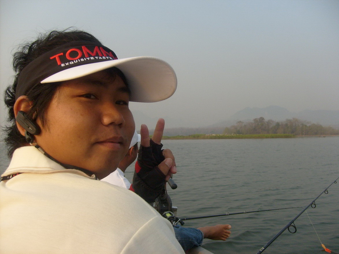  :love: :love:

พร้อมแล้วครับ ลุยโลด น้าบอย สมาชิกมีดังนี้  น้าบอย ขับเรือ นั่งหน้า ถัดมาเป็น น้าน