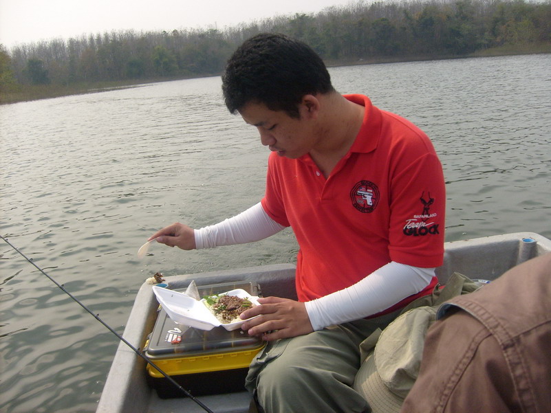  :grin: :laughing:

ก่อนกินให้น้าดิว เซ่นเจ้าที่เจ้าทางก่อน เอาข้าววางท้ายเรือ นั่นล่ะครับน้าดิว 
