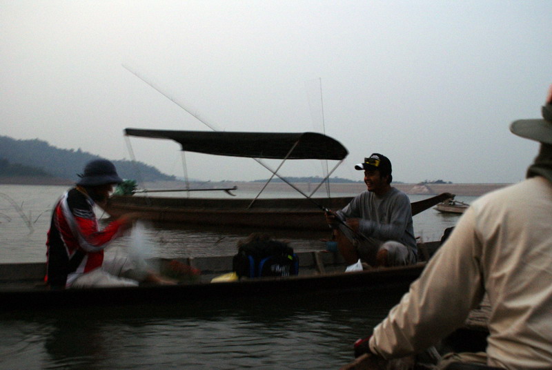 ได้ลงเรือซักทีส่วนใอพี่ต้อยก้อคิกๆคัก.....อาการเหมือนๆกับโซ่ขาดไงไม่รู้ อาการคุ้นๆเหมือนเคยเป็น :lau