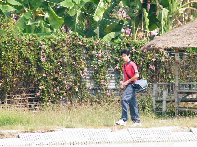 อ้ะ ใครเดินมา เด็กบ่อรึเปล่า ถ้าใช่จะได้สั่งข้าวกินซะหน่อย :laughing: :laughing: :laughing: