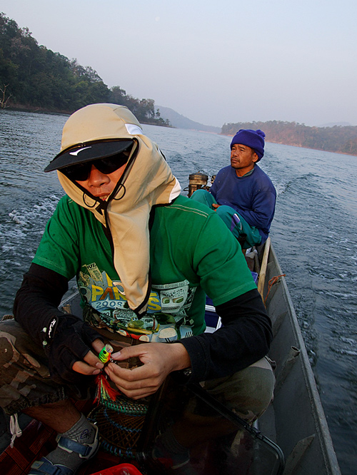 เรือลุงแดงคับผม
หลังๆ ไม่ค่อยได้ไปกับลุงบุญซักเท่าไหร่
โทรไปทีไร แกก็ไม่ค่อยมีเวลาว่าง
งานบุญบ้าง