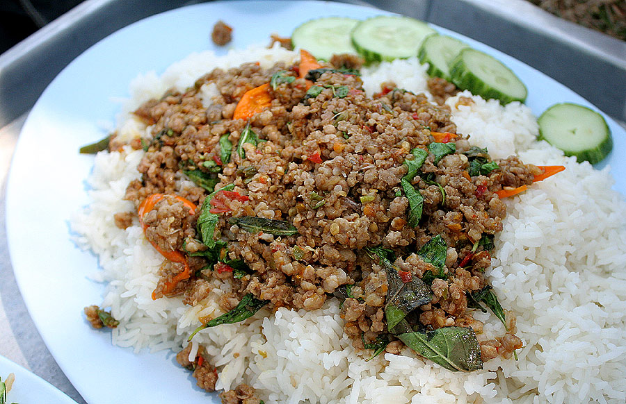 ข้าวกระเพา  อาหาร โปรด  :umh: :umh: :umh: :umh:
จานใหญ่มากๆๆ ทาน  กัน ห้าคน ยังไม่หมดเลย ครับ