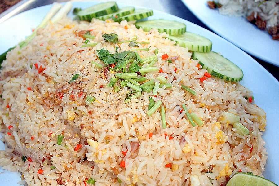 ข้าวผัดปู ก็จานใหญ่  ทานกันไม่หมดเลย :umh: :umh: :umh: :umh: