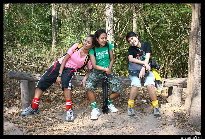 เดินกันต่อไป ข้างทางแห้งแล้งหาอะไรถ่ายยาก
ก็พักถ่ายภาพกันเอง แต่สภาพแทบคลานแล้วค่ะ