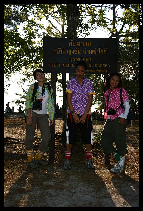 ถึงผาหล่มสัก กลายเป็นผาเรียงคิว

ห้องน้ำ ร้านค้า หน้าผา ทุกอย่างต้องเข้าแถว

อ๊ากกกกก... ยืนต่อค