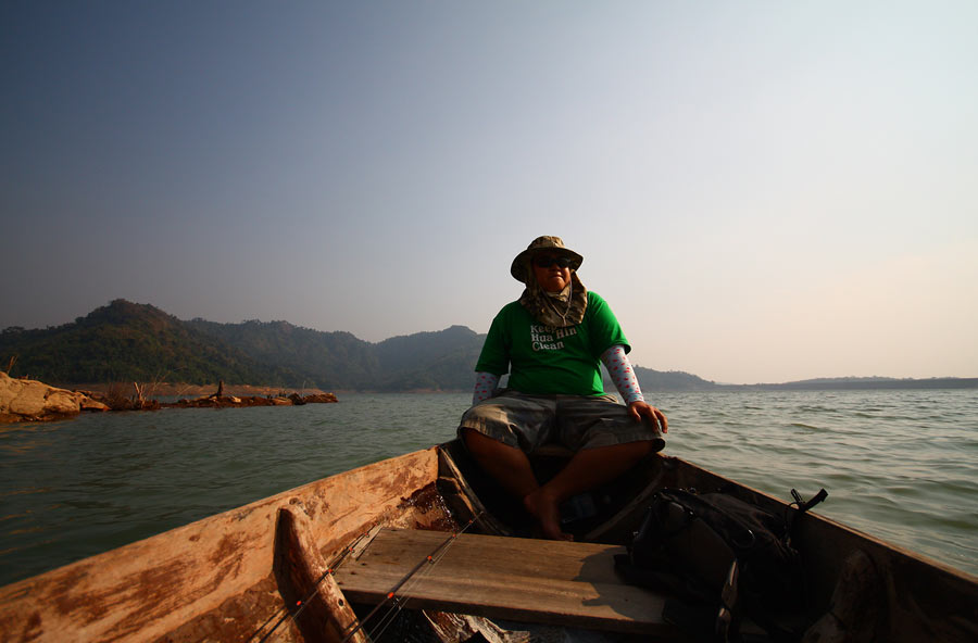 แต่พอลงเรือมาได้ ก้อสัมผัสถึงลมที่พัดตึงบริเวณโล่งๆแถวๆสันเขื่อน

ป๊าดดดดดดดดดดด...มีลมแบบนี้ กระส