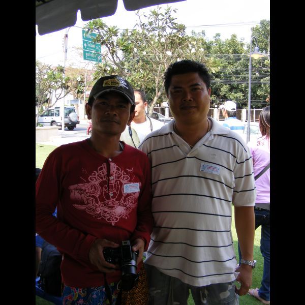 ....ไม่รู้จักใครเลยก้อไปได้ครับ   :smile:
ครั้งที่แล้วผมไปแต่เช้าเลย...พอเจอตัวเป็นๆก้อเข้าไป ปะกบต