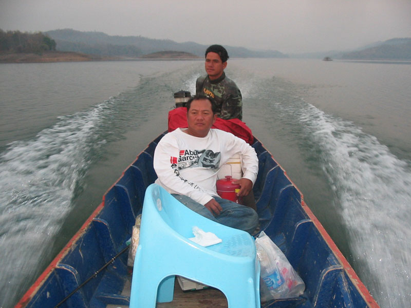  ถึงเวลากลับแล้ว เราต้องนั่งเรืออีก เกือบชั่วโมงกว่าจะถึงท่า นับเป็นวันหยุดที่แสนชื่นมื่นของผมที่โชค