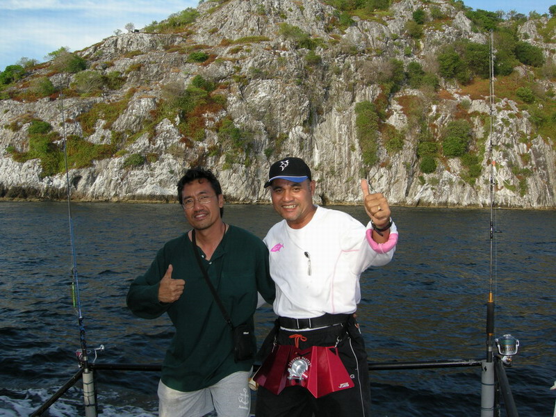 มาถึงแล้ว...แล่นเรือรอบเกาะ....
เป็นการตรวจสอบหมายตกปลา
เป็นครั้งแรกของน้าต้นหลิวกับผู้พันใหญ่ :um