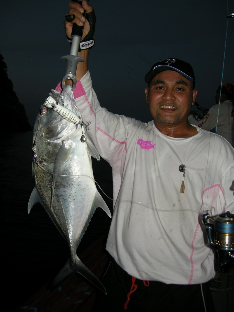น้าต้นหลิว...ลองป๊อปตัวเล็ก...เห็นว่า GTขนาดเล็ก..
Popper ตัวนี้เรืองแสง...
โดนป๊อปไปสามตัวเหงื่อท