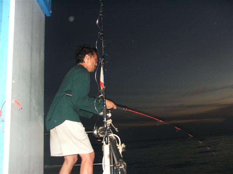 นั่นพี่ใหญ่ แอบไปทำอะไรอยู่ท้ายเรืออ่ะ :love: :love:
