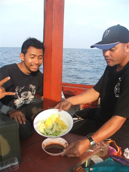 วิ่งเรือกลับฝั่ง 7 ชม. เรามากินมะม่วงน้ำปลาหวานกันดีก่า