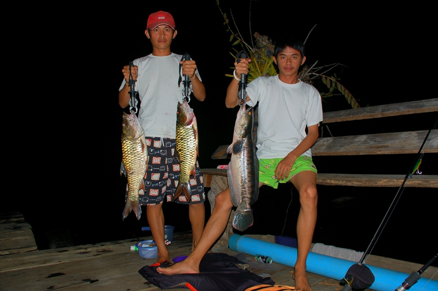 กระสูบของพี่.........ชาโดของน้องงงงงง  :angry: :angry:

เป็งไงหล่ะน้องตู่ :grin: :grin:        ไม่