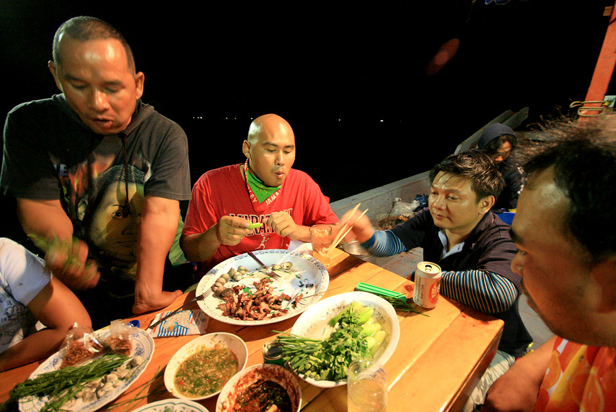 
หมึกหอมเรอะ ....  ไม่สนหรอก

บนนี้ น่าสนกว่าเยอะ  แจ่มจริงๆเลย

 :laughing: