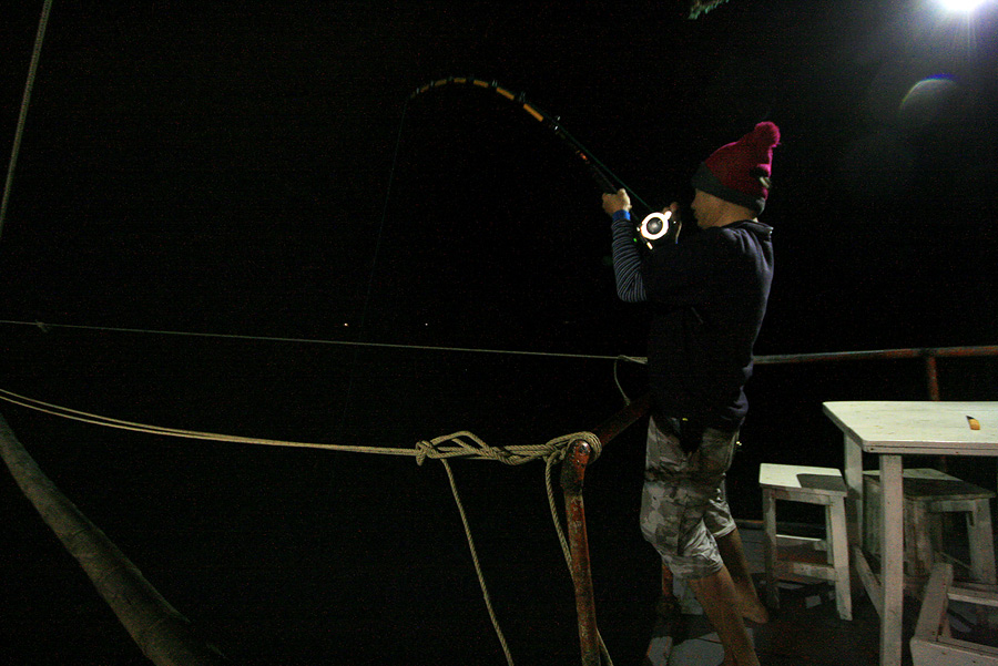 
ที่ท้ายเรือ  เริ่มโดนบ้างแล้ว

น้าก้อง เฝ้าอยู่กับน้าอ๋อ

แต่งานนี้น้าก้องอาสาเป็นผู้อัดเอง

