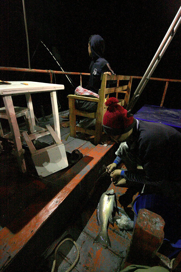 
ท้ายเรือ  เวลานี่ไม่เหงาอีกต่อไปแล้ว

ผมชอบโต๊ะที่ท้ายเรือนี่จริงๆ นั่งจิบกาแฟขมๆ  :grin:

แต่