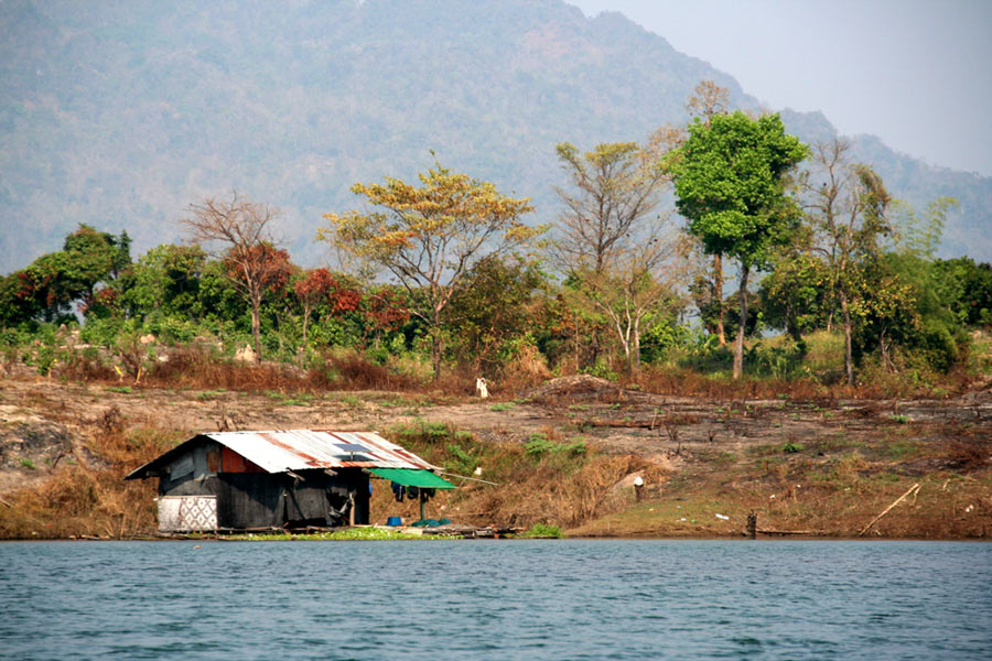 แพพักของชาวบ้านที่พบเห็นได้ทั่วๆไป ในอ่างเก็บน้ำเขื่อนเขาแหลม อยู่กันเป็นหลุมๆ ตามซอกหลืบที่คาดว่าจะ
