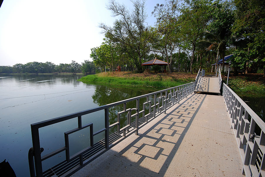 มีสะพาน เดินตีได้ทั่วเลยอ่ะ ใครไม่อยากลงเรือ ก็เดินตีได้ รอบๆได้ทั่ว  :love: :love: :love: :love: :l