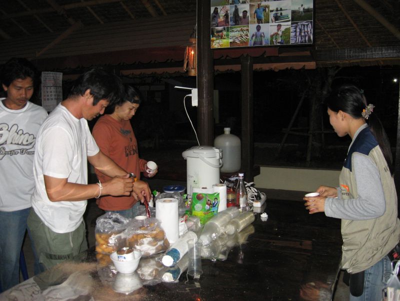 ตอนเช้าทาง PP ก็มี กาแฟ โอวัลติน เลี้ยงเพียบ ชงเองน๊ะ :laughing: :laughing: :laughing: :laughing: :l