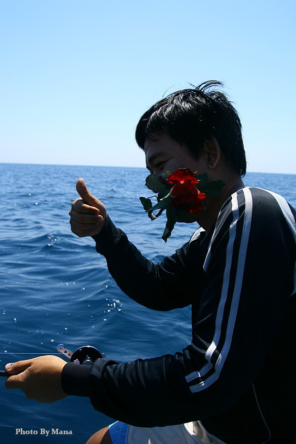 คนนี้ก็สู้ไม่ถอย..ถึงแม้หนามกุหลาบจะปักแต่ก็ยังสู้ :cheer: