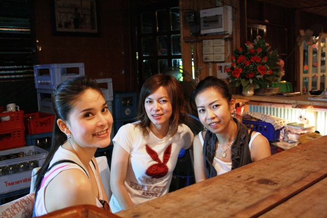 ก่อนกลับก็ขออนุญาตเจ้าของร้านและเพื่อนเจ้าของร้านถ่ายภาพมาฝากเพื่อนๆครับ(ขออนุญาตนำมาลงในอินเตอร์เน็