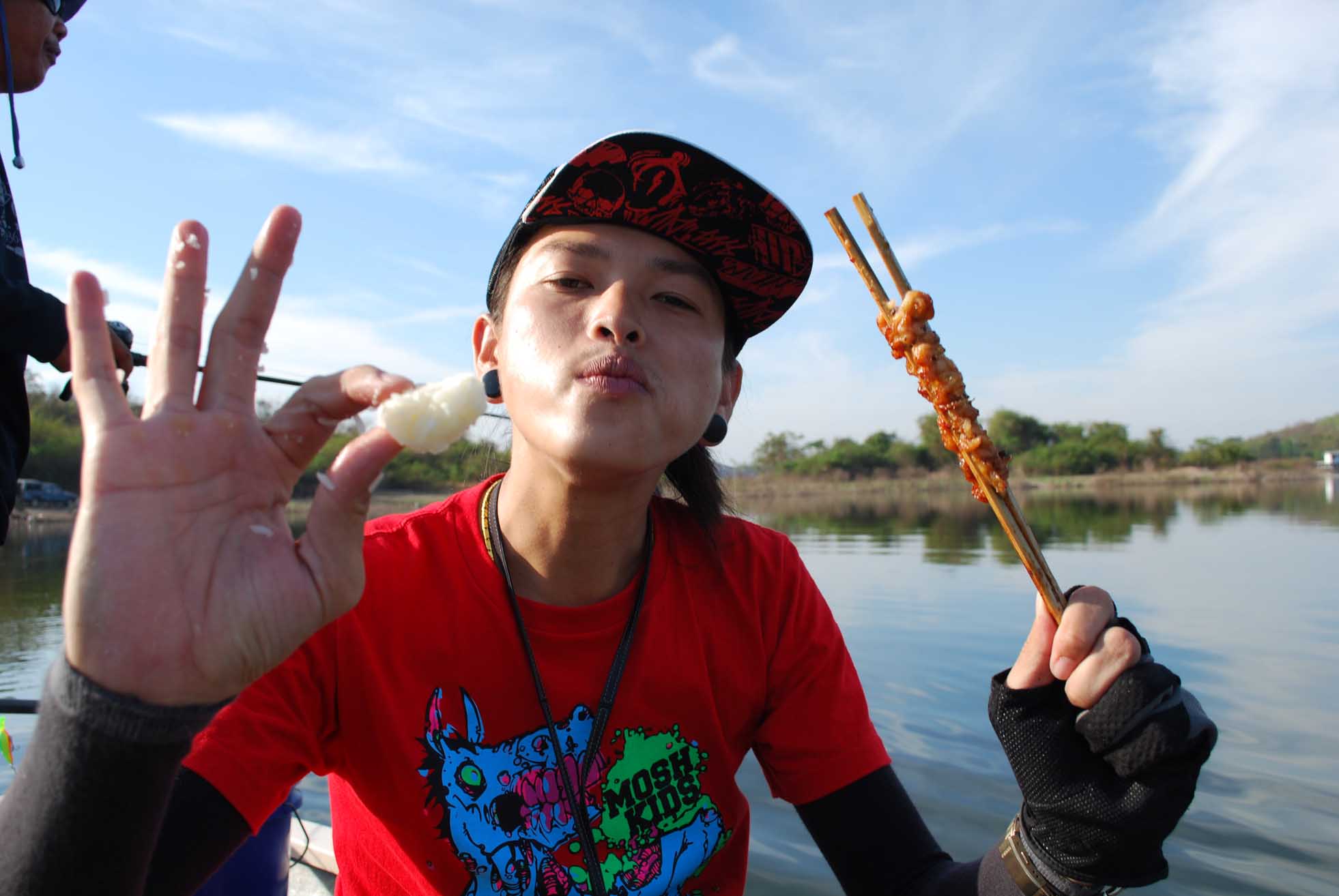 ช้วยอีกแรง.............แซ่บบบบบบบบบบ............... :umh: :umh: :umh:

