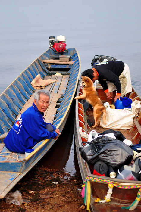 มาแล้วครับเรือที่จะรับพวกเราไปส่งอีกฝั่งหนึ่ง ใช้เวลาวิ่งเรือ 30 นาที