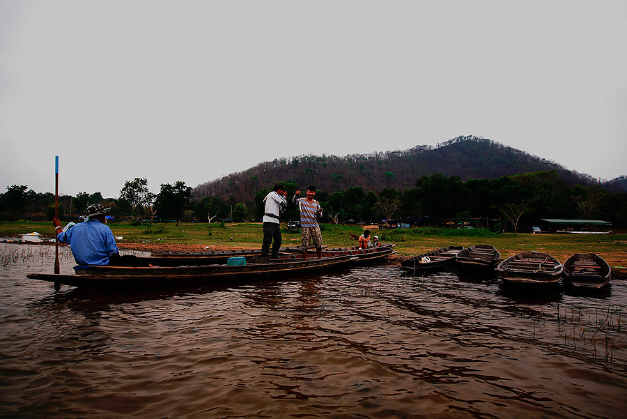 น้า โอ สีลม.. พอลงเรือ ได้ ตีเหยื่อ... เทสไม้แรก .... ตูม........  โดนกัด ..... ไม้แรก  ที่ท่าเรือ..