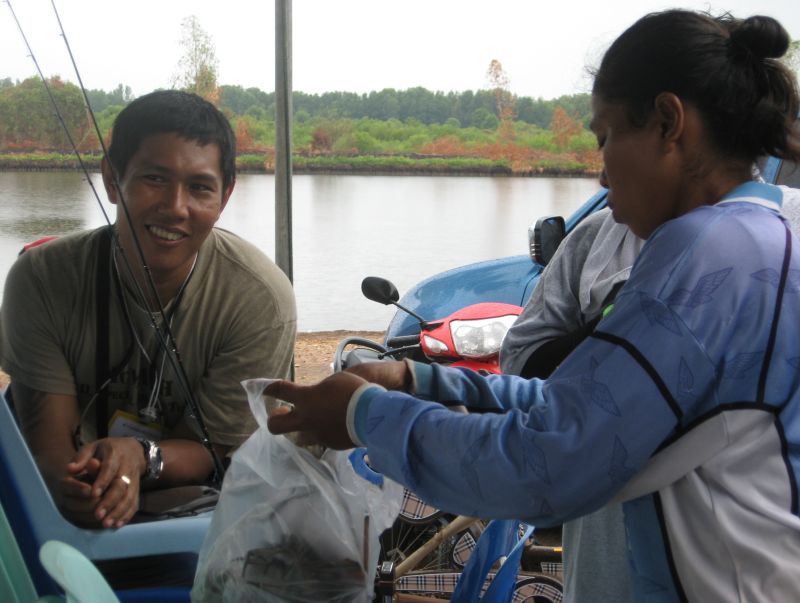 คนซ้าย นั่งสบายใจ หลังจากได้ เก๋า ใหญ่ไปไว้ใน กระชัง แล้ว 1 โต๋ :laughing: :laughing: :laughing: :la