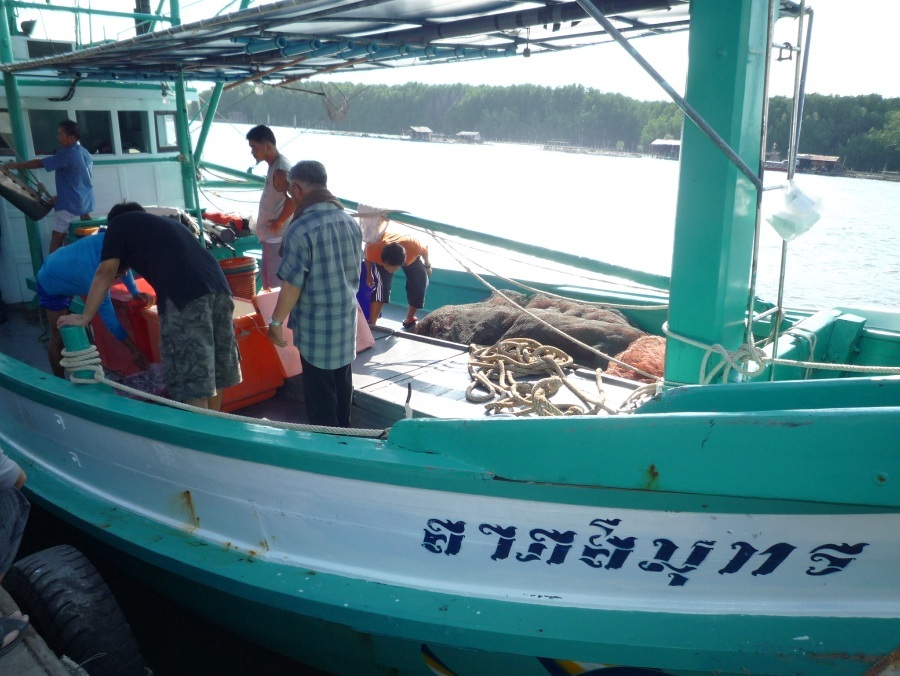 เรือยังใหม่ๆ กว้างข้าง ลำนี้ "ลาภสมุทร"